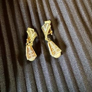 Stunning vintage art deco gold pearl black clip-on earrings.